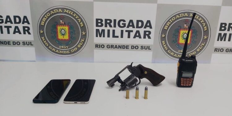 Três pessoas são presas com veículo roubado em Caxias do Sul