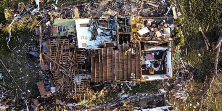 Mississippi se prepara para novas tempestades após tornados que deixaram 25 mortos