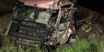 Caminhão carregado com toras de madeira atinge ônibus em Pantano Grande; 10 pessoas ficam feridas