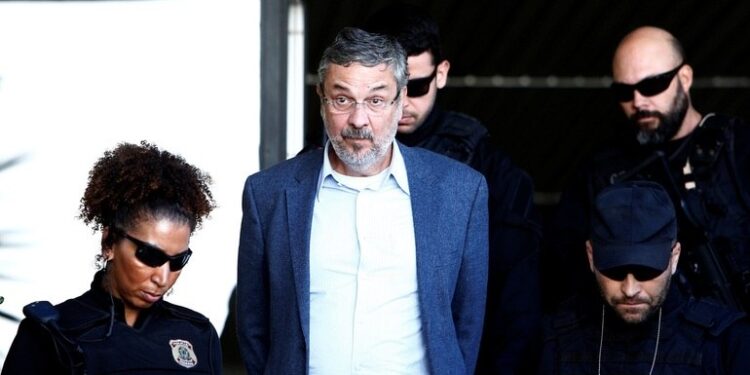Juiz determina que Palocci entregue carros de luxo