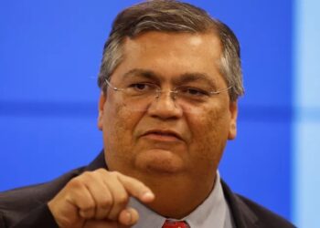 Dino chega a Natal e promete reestruturação do sistema prisional do RN