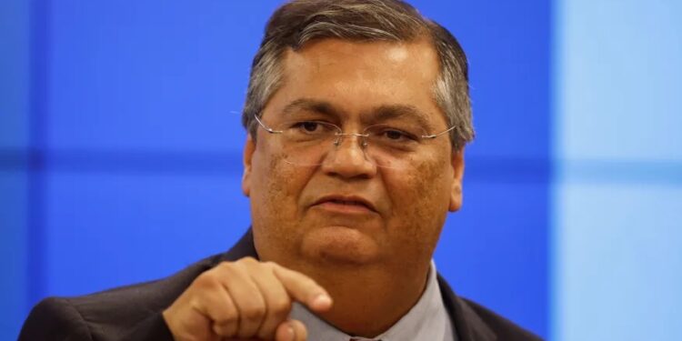 Dino chega a Natal e promete reestruturação do sistema prisional do RN