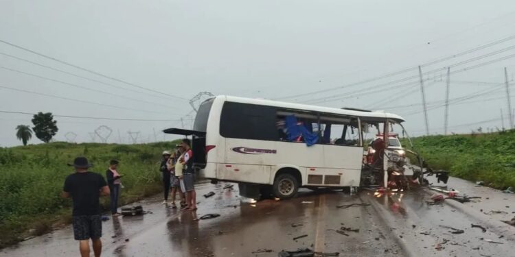 Acidente entre micro-ônibus e caminhão deixa ao menos 9 mortos no Pará