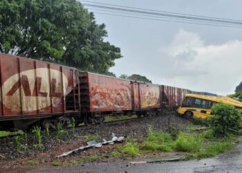 Duas meninas morrem em acidente entre trem e ônibus escolar da Apae em Jandaia do Sul