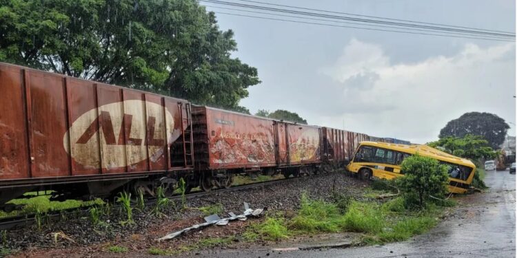 Duas meninas morrem em acidente entre trem e ônibus escolar da Apae em Jandaia do Sul