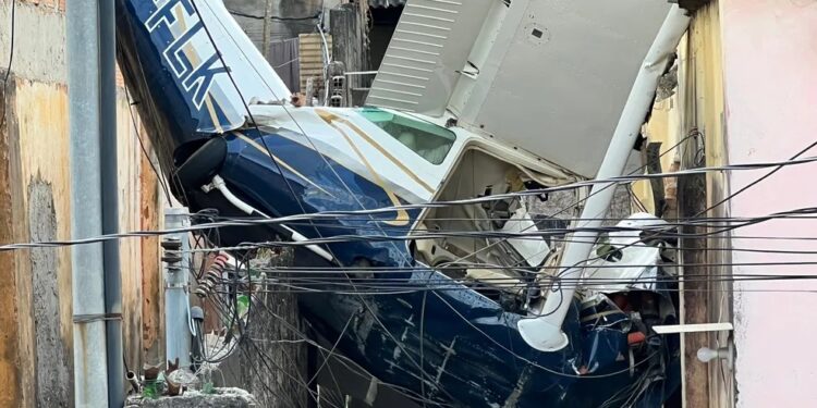 Piloto de avião que caiu em BH morre e filha continua internada