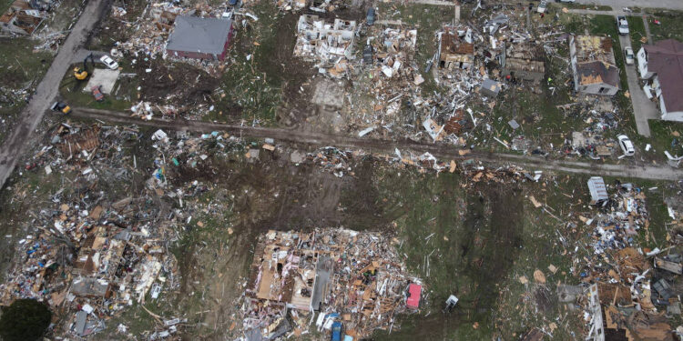 Tornados e fortes tempestades deixam pelo menos 32 mortos nos EUA