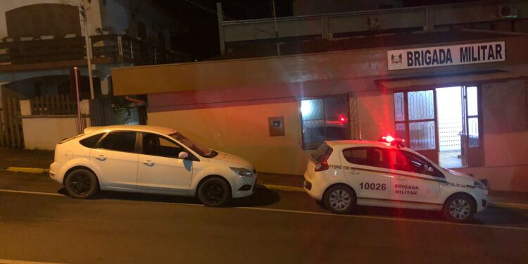 Veículo equipado com difusor de escape ilegal é apreendido durante operação de policiamento em Nova Roma do Sul