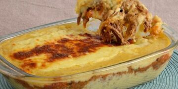 Mandioca gratinada e recheada com carne