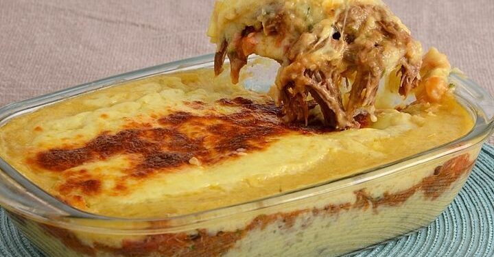 Mandioca gratinada e recheada com carne