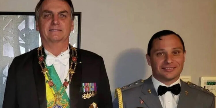 Coronel Cid disse que joias iriam para acervo pessoal de Bolsonaro, afirma assessor à PF