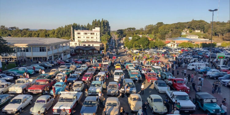 Celebração da Romaria dos Carros Antigos reúne mais de mil pessoas no Santuário de Caravaggio