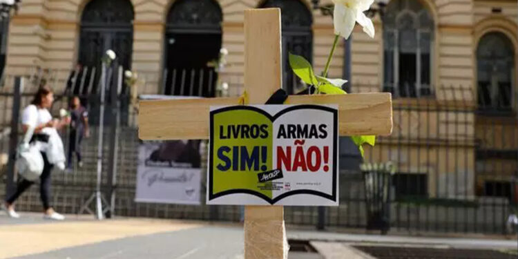 Operação Escola Segura apreende 10 adolescentes por ameaças em cinco estados do país