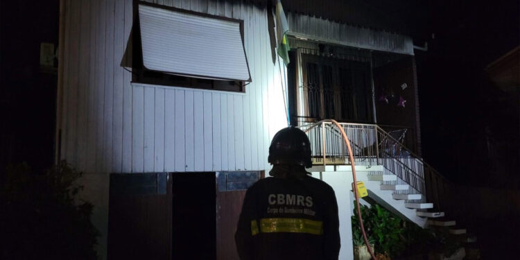 Incêndio atinge residência no bairro Maria Goretti em Bento Gonçalves: saiba mais