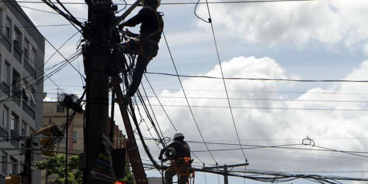 Nova lei determina prazo de 15 anos para fiação subterrânea completa em Porto Alegre