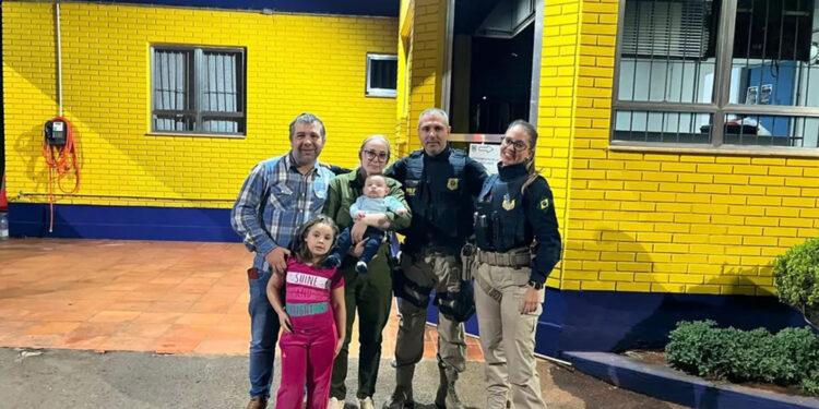 Bebê de três meses é salvo por policiais após parar de respirar na BR-386, em Lajeado