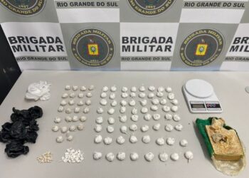 Cerca de 2,2 mil porções de drogas são encontradas por policiais numa casa abandonada em Caxias do Sul