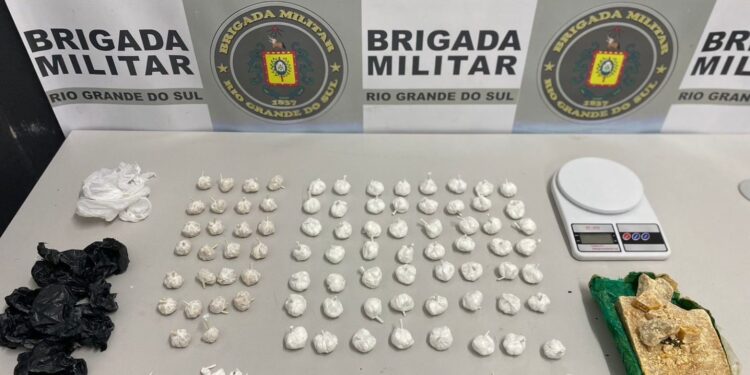 Cerca de 2,2 mil porções de drogas são encontradas por policiais numa casa abandonada em Caxias do Sul