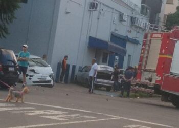 Três pessoas ficam feridas numa colisão envolvendo dois veículos em Caxias do Sul