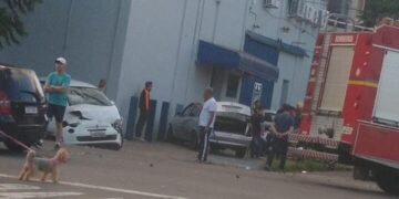 Três pessoas ficam feridas numa colisão envolvendo dois veículos em Caxias do Sul