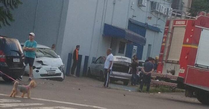 Três pessoas ficam feridas numa colisão envolvendo dois veículos em Caxias do Sul