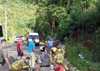 Micro-ônibus levando trabalhadores para vinícola colide com camionete em Canela e deixa feridos