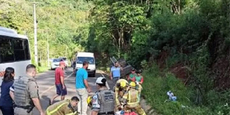 Micro-ônibus levando trabalhadores para vinícola colide com camionete em Canela e deixa feridos
