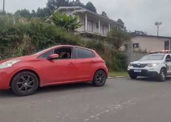 Veículo com débito de IPVA e condutor com habilitação vencida é parado em fiscalização de trânsito em Nova Roma do Sul