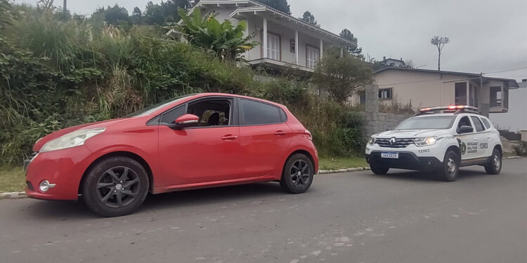 Veículo com débito de IPVA e condutor com habilitação vencida é parado em fiscalização de trânsito em Nova Roma do Sul