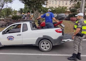 Brigada Militar de Nova Roma do Sul remove motocicleta com licenciamento vencido e condutor sem habilitação
