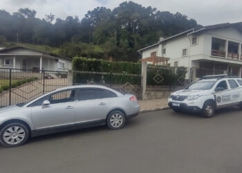 Condutor é autuado pela BM por dirigir sem habilitação no centro de Nova Roma do Sul