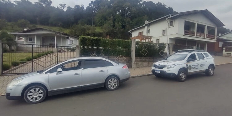 Condutor é autuado pela BM por dirigir sem habilitação no centro de Nova Roma do Sul