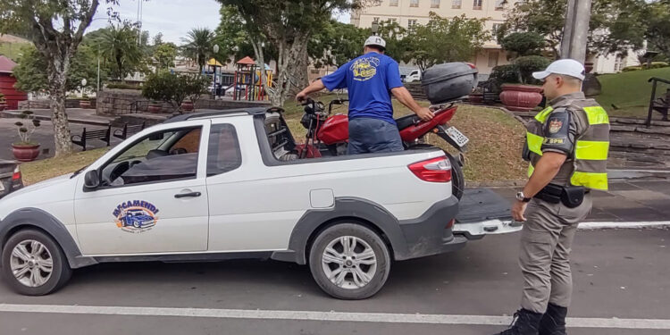Brigada Militar de Nova Roma do Sul remove motocicleta com licenciamento vencido e condutor sem habilitação