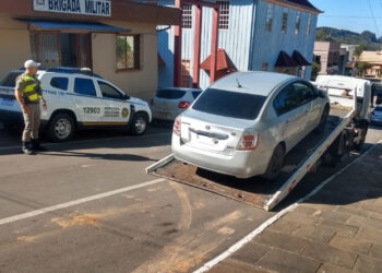 Condutor sem habilitação tem veículo removido em abordagem policial em Nova Roma do Sul