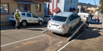 Condutor sem habilitação tem veículo removido em abordagem policial em Nova Roma do Sul