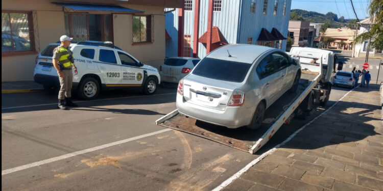 Condutor sem habilitação tem veículo removido em abordagem policial em Nova Roma do Sul