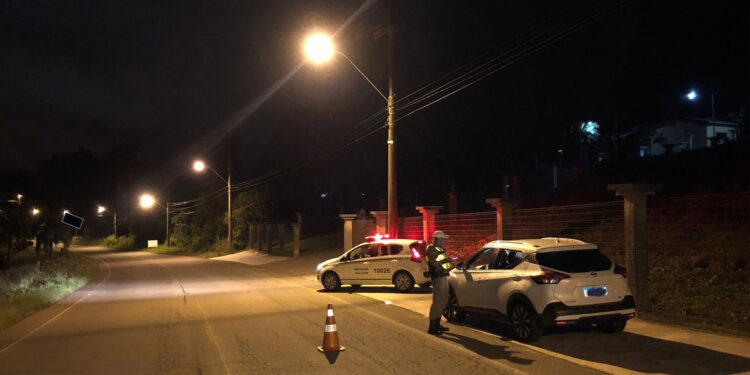 Operação de trânsito em Nova Roma do Sul resulta em autuação de condutor de 59 anos com direito de dirigir suspenso