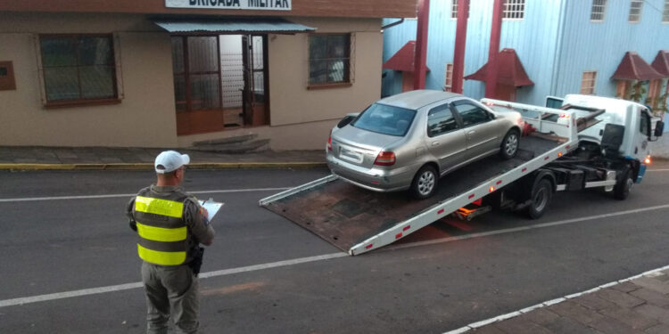 Condutor é autuado por falta de habilitação durante Operação Sossego Público da Brigada Militar em Nova Roma do Sul