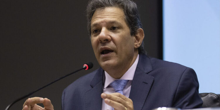 Ministro da Fazenda anuncia que a Shein pretende produzir 85% das peças no Brasil em até quatro anos