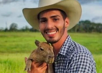 Tiktoker “pai” de capivara é multado em R$ 17 mil pelo Ibama