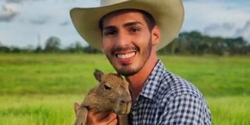 Tiktoker “pai” de capivara é multado em R$ 17 mil pelo Ibama