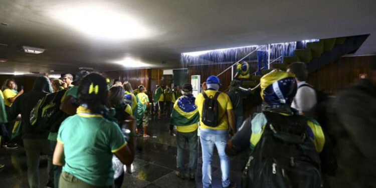 GSI divulga imagens do dia da invasão no Palácio do Planalto