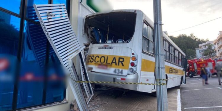 Criança causa acidente ao desengatar freio de mão de ônibus escolar em Flores da Cunha