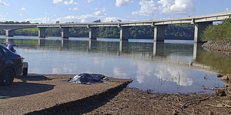 Mulher morre ao pular da ponte no Rio Uruguai