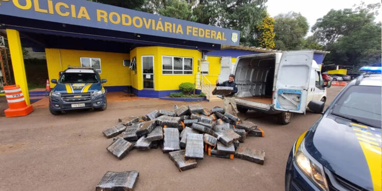 PRF detém dupla com 1,4 tonelada de maconha em furgão disfarçado como veículo militar do Exército no RS