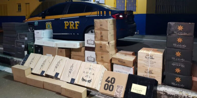 PRF apreende 350 garrafas de vinhos importados ilegalmente da Argentina, em Veranópolis