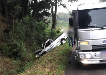 Mulher morre ao colidir veículo em paredão de pedras na ERS-122, em Farroupilha