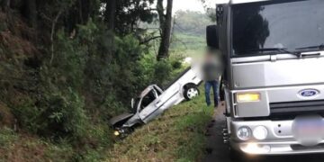 Mulher morre ao colidir veículo em paredão de pedras na ERS-122, em Farroupilha