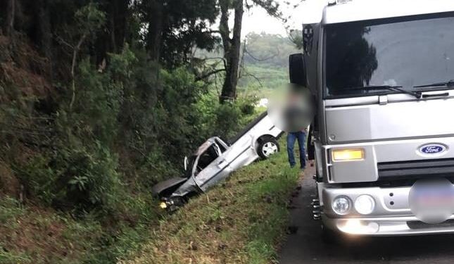 Mulher morre ao colidir veículo em paredão de pedras na ERS-122, em Farroupilha