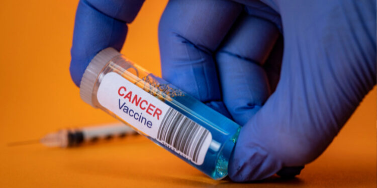 Vacinas contra câncer estarão prontas até o final da década, diz diretor médico da Moderna